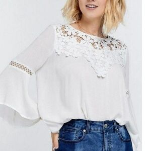 Le Gala White Lace Key Hole Neck  Flutter Sleeve Blouse Top Size Medium NWT